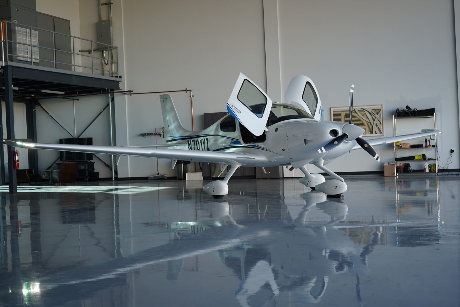 Cirrus SR20 G6 with doors open