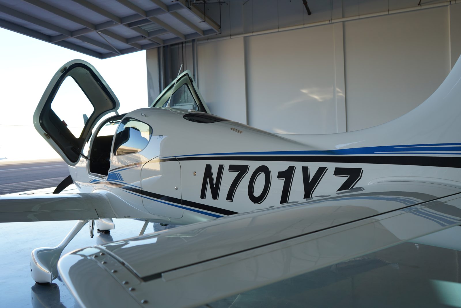 Side profile of Cirrus SR20 G6 N701YZ